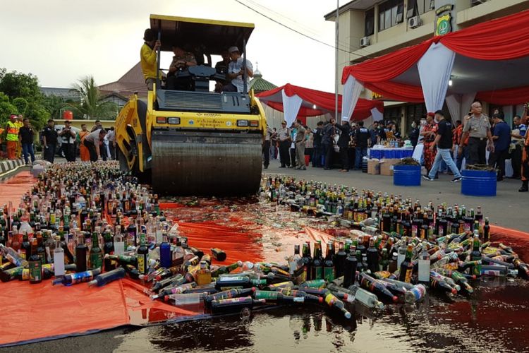 Polres Jaktim musnahkan puluhan ribu miras dan narkoba, Pulo Gadung, Kamis (31/5/2018)