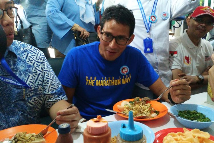 Calon Wakil Presiden RI nomor urut 02 Sandiaga Salahudin Uno menikmati bubur ayam Mang Haji Oyo saat kunjungan ke Kota Bandung, Rabu (14/11/2018).