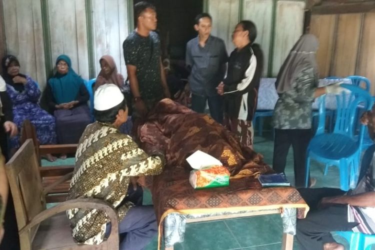 Suasana rumah duka di Desa Randurejo, Kecamatan Pulokulon, Kabupaten Grobogan, Jawa Tengah, Minggu (30/12/2018).‎