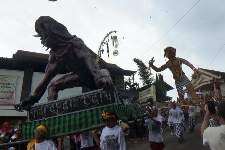 Pawai ogoh-ogoh di Desa Galengdowo, Kecamatan Wonosalam, Kabupaten Jombang, Jawa Timur, Rabu (6/3/2019). Ritual tahunan bagi umat Hindu tersebut diikuti oleh ratusan orang. 