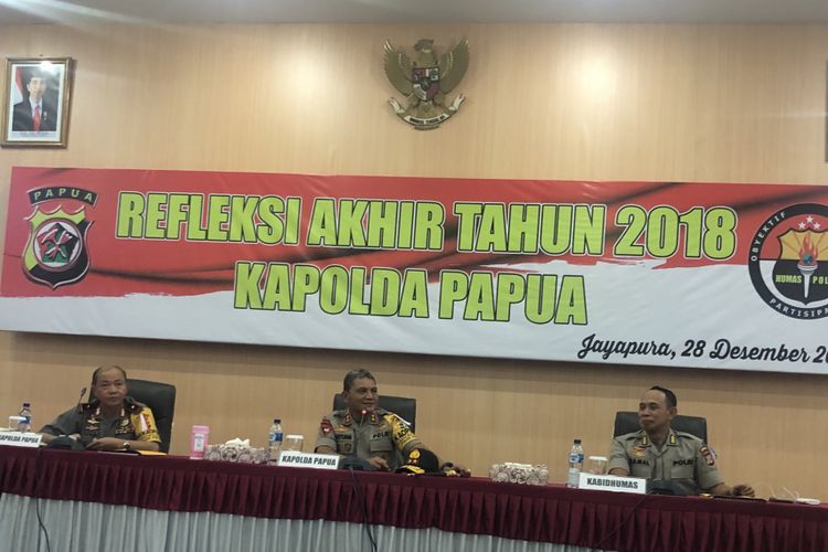 Kapolda Papua Irjen Pol Martuani Sormin Siregar didampingi Wakapolda dan Kabid Humas memaparkan refleksi akhir tahun 2018 di Jayapura, Jumat (28/12/2018). 