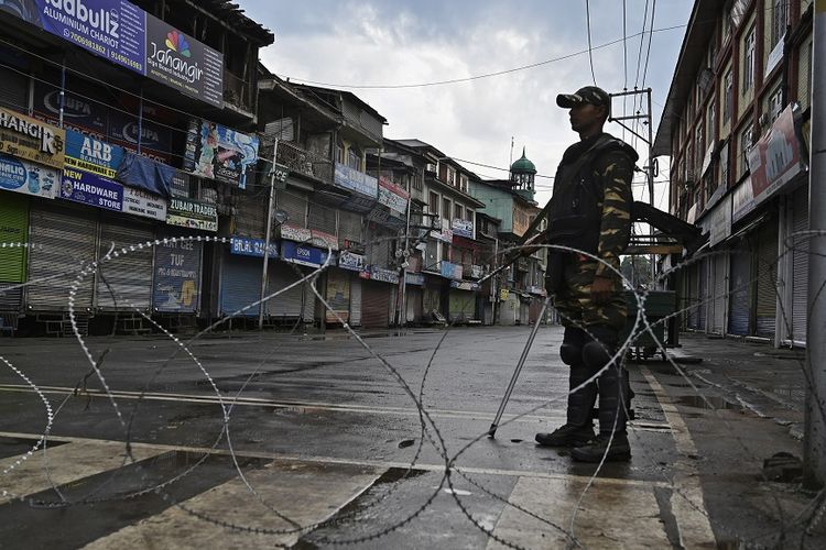 Petugas keamanan India berjaga-jaga di jalanan yang sepi di wilayah Kashmir yang dalam status penguncian dan pemberlakukan jam malam, pada Kamis (8/8/2019).