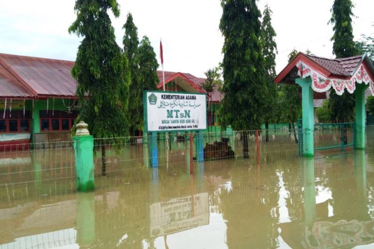 Gedung MTs Negeri Matangkuli terendam banjir di Desa Mee, Kecamatan Matangkuli, Kabupaten Aceh Utara, Selasa (2/10/2018)