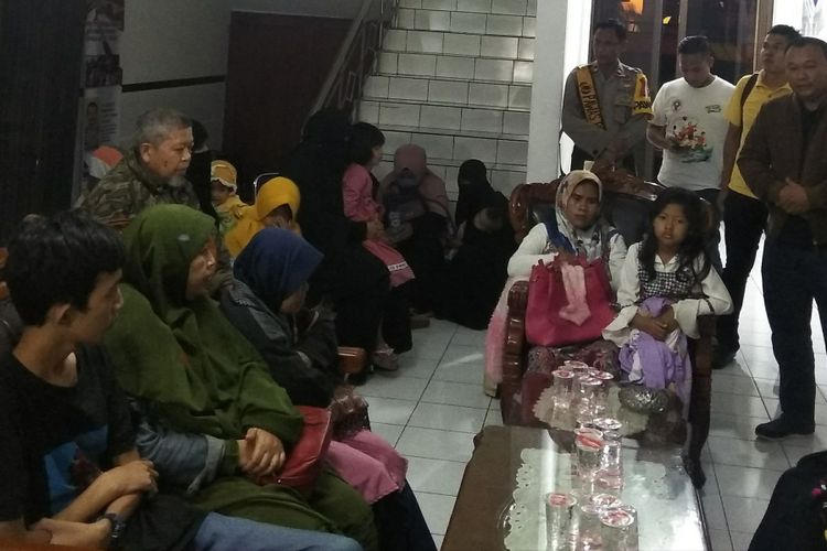 Kapolres Tasikmalaya Kota AKBP Febry Maruf, bertemu dengan para keluarga terduga teror asal Kota Tasikmalaya, Jumat (14/12/2018) dini hari tadi.