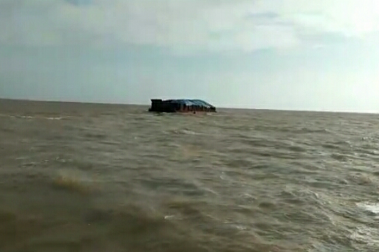 Kapal pengangkut semen yang tenggelam di Perairan Selat Malaka Bengkalis, Riau, Minggu (27/1/2019) dini hari. 
