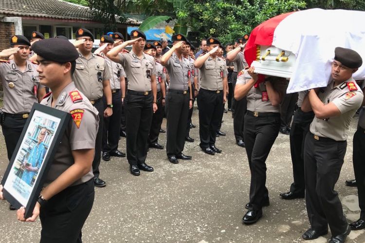 Upacara pelepasan jenazah Daoed Joesoef dari pihak keluarga ke pemerintah untuk dimakamkan secara militer di kawasan Bogor, Jawa Barat, Rabu (24/1/2018).