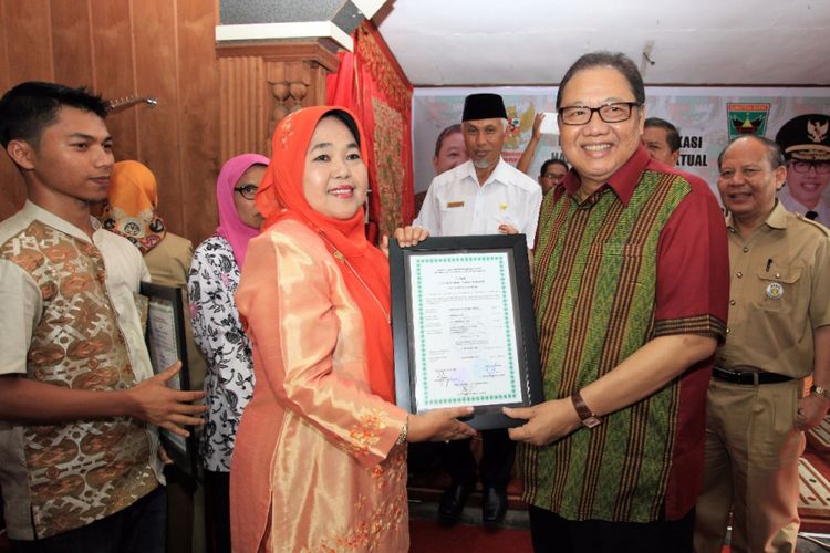 Menteri Koperasi dan UKM Puspayoga, menyerahkan sertifikat hak atas kekayaan intelektual (HKI), yakni hak cipta dan sertifikat halal untuk sembilan pelaku Usaha Kecil Menengah (UKM) di Kota Padang Sumatera Barat (Sumbar).