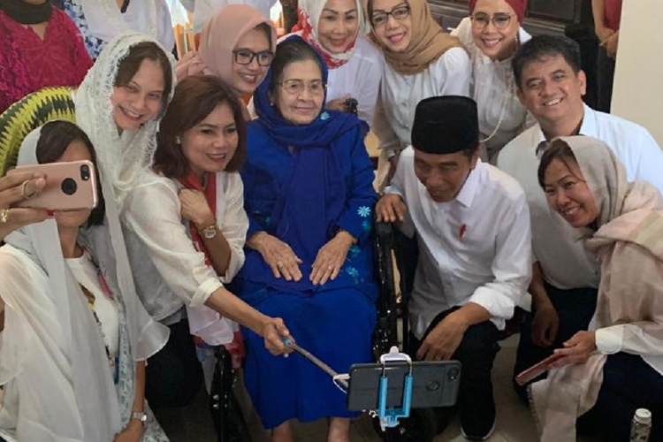 Presiden Joko Widodo berfoto bersama dengan keluarga mantan wakil presiden almarhum Umar Wirahadikusumah di Tangerang Selatan, Jumat (22/2/2019)