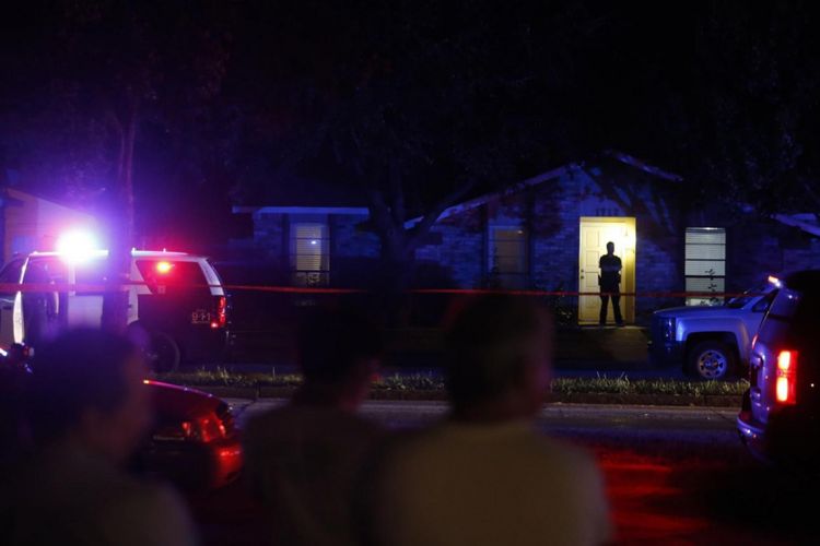 Warga menyaksikan pemeriksaan polisi di lokasi penembakan di sebuah rumah di Plano, utara Dallas, AS.