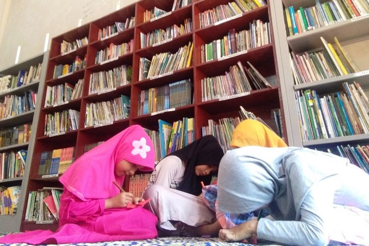 Proses belajar mengajar di Rumoh Baca Hasan-Savvaz di Desa Jambo Timu, Kecamatan Blang Mangat, Kota Lhokseumawe, Aceh, Sabtu (18/8/2018).