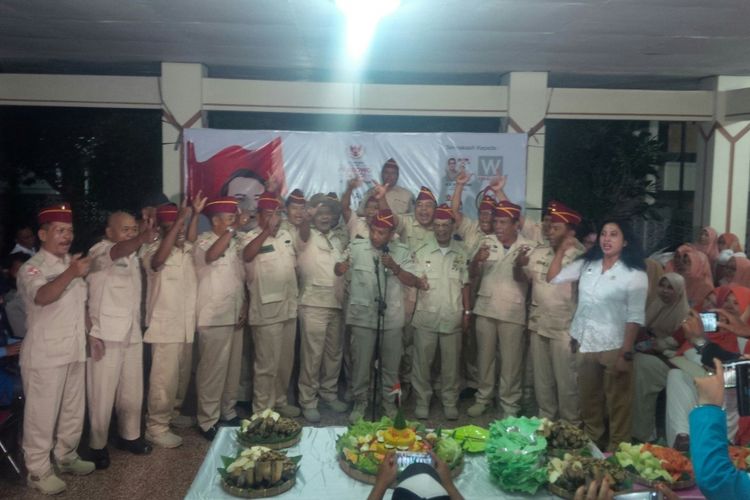 Relawan mendeklarasikan untuk kemenangan pasangan calon presiden dan wakil presiden, Prabowo-Sandi di Joglo Museum Lokananta Solo, Jawa Tengah, Rabu (17/10/2018) malam.