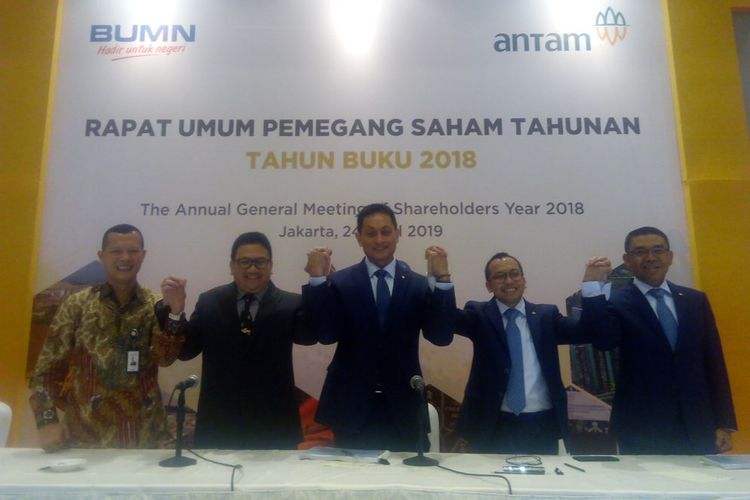 Direksi PT Aneka Tambang Tbk (Antam) berfoto usai melaksanakan Rapat Umum Pemegang Saham Tahunan (RUPST) Tahun Buku 2018 di Hotel Borobudur, Jakarta, Rabu (24/4/2019).