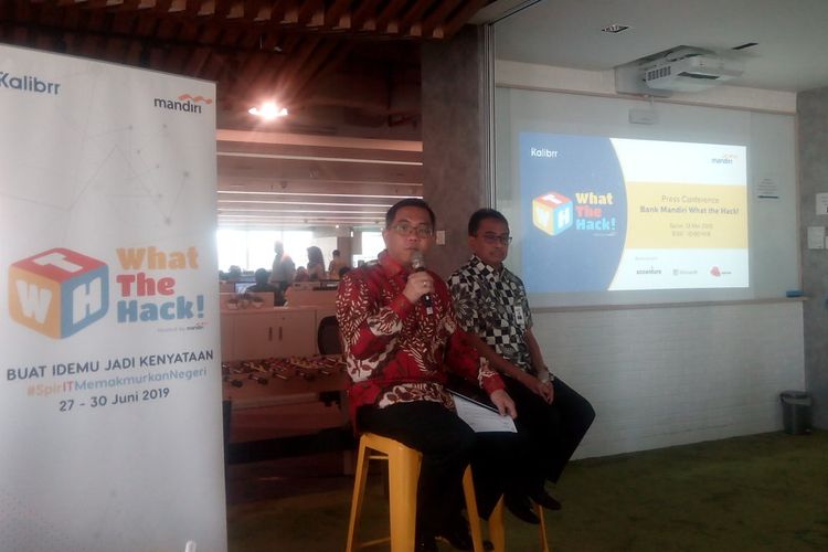 Direktur TI dan Operasi Bank Mandiri, Rico Usthavia Frans (kiri) memaparkan persiapan pelaksanaan kompetisi tingkat nasional yaitu Hackathon 2019 di Kantor Bank Mandiri, Jakarta, Senin (13/5/2019).