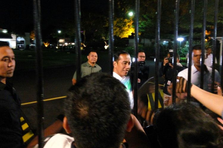 Presiden Joko Widodo saat menyapa warga dan wisatawan di depan gerbang gedung agung Yogyakarta