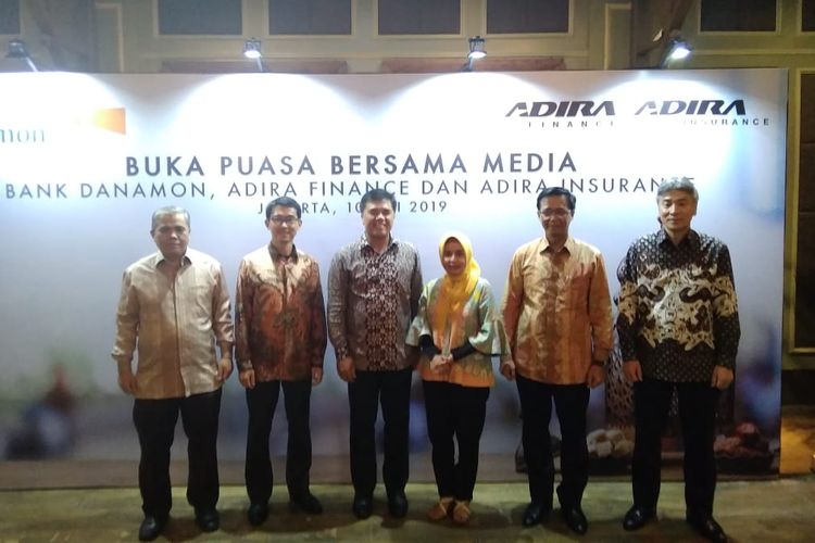 Direktur KePaparan Bank Danamon, Adira Finance, dan Adira Insurance dalam diskusi Dinamika Layanan Berbasis Syariah di Jakarta, Jumat (10/5/2019).