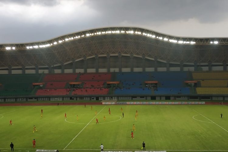 Suasana pertandingan uji coba timnas u-22 Indonesia melawan Bhayangkara FC di Stadion Patriot Chanrabhaga, Rabu (06/02/2019).