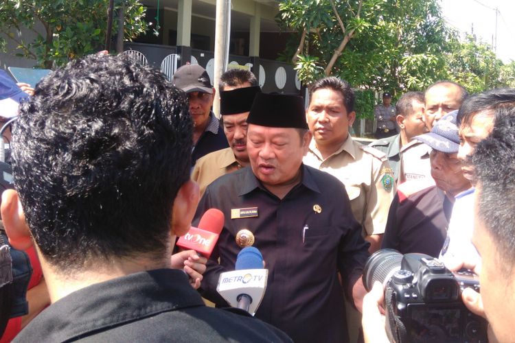 Bupati Sidoarjo Saiful Ilah (tengah) usai melihat rumah terduga teroris.