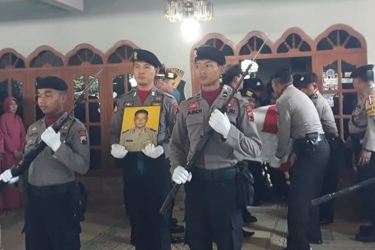 Prosesi pemakaman Bripka Salip dengan dinas kepolisian di Sragen, Jawa Tengah, Selasa (7/5/2019).