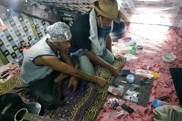 Proses penangkapan tersangka saat K pengedar narkoba di Desa Sengkol, Lombok Tengah
