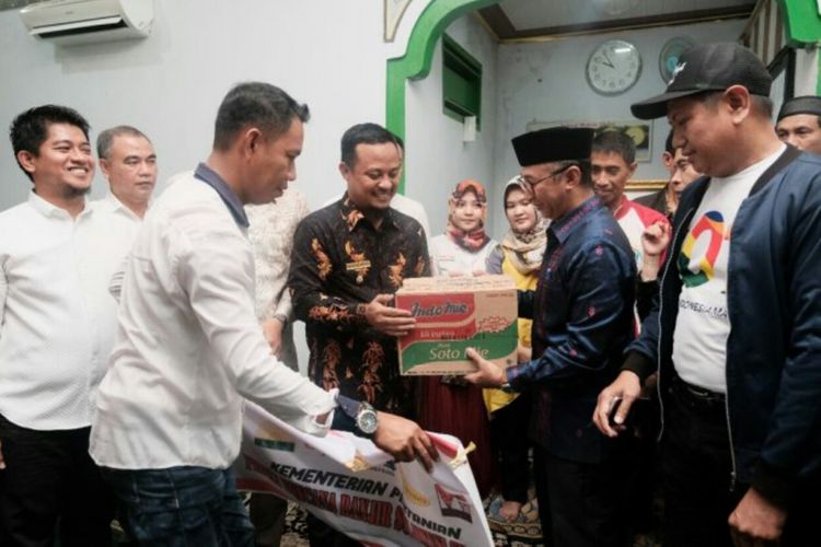 Penyerahan bantuan senilai 2 milyar secara simbolis di gelar di posko pengungsian Kelurahan Pangkabinanga, Kecamatan Pallangga, Kabupaten Gowa, Sulawesi Selatan. Minggu, (27/1/2019).