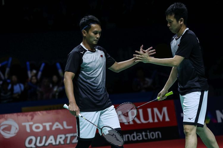 Pasangan ganda putra Indonesia, Mohammad Ahsan dan Hendra Setiawan saat melawan ganda putra Jepang, Yugo Kobayashi dan Takuro Hoki dalam babak semifinal Blibli Indonesia Open 2019 di Istora Senayan, kompleks GBK, Jakarta, Sabtu (20/7/2019). Mohammad Ahsan dan Hendra Setiawan menang dengan skor 17-21, 21-19, 21-17.