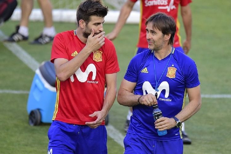 Gerard Pique berbicara dengan pelatih Julen Loptegui saat timnas Spanyol melakukan persiapan di Murcia, Selasa (6/6/2017). 