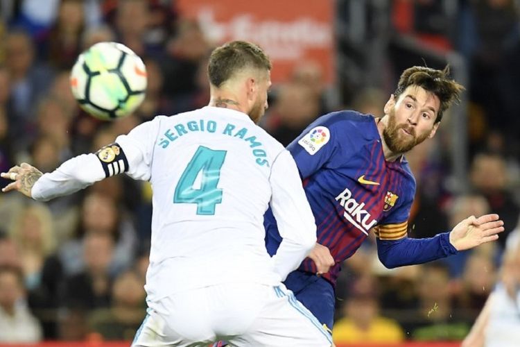 Lionel Mess dan Sergio Ramos berebut bola dalam pertandingan El Clasico antara Barcelona dan Real Madrid di Camp Nou, 6 Mei 2018.