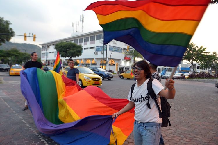 Warga Ekuador merayakan disahkannya pernikahan sesama jenis oleh Mahkamah Konstitusi, Rabu (12/6/2019).