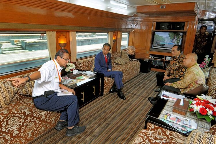 Presiden Joko Widodo beserta Menhub Budi Karya Sumadi, Kepala Kantor Staf Presiden Teten Masduki dan Dirut PT KAI Edi Sukmoro menggelar rapat kecil di dalam kereta  Kamis (31/8/2017). Jokowi didampingi Ibu Negara Iriana Jokowi menaiki kereta api VVIP Kepresidenan menuju Sukabumi, Jawa Barat.