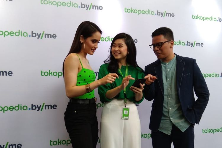 Tokopedia ByMe Icon, Cinta Laura dan Arif Muhammad (kiri dan kanan) serta Cyntia Limin (tengah), Bussiness Tribe Lead for Category & Content Tokopedia saat peluncuran fitur Tokopedia ByMe di Menara Tokopedia Jakarta, Senin (22/4/2019)