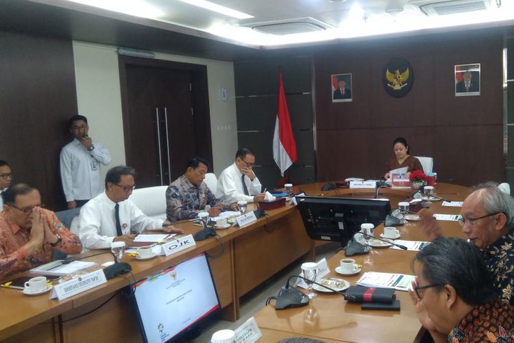 Menteri Koordinator Bidang Pembangunan Manusia dan Kebudayaan (PMK) Puan Maharani memimpin rakor tingkat menteri program Bantuan Pangan Non Tunai (BPNT) di Jakarta, Rabu (7/2/2018). Evaluasi pelaksanaan program BPNT pada Januari menunjukkan pendataan target sasaran masih butuh perbaikan.