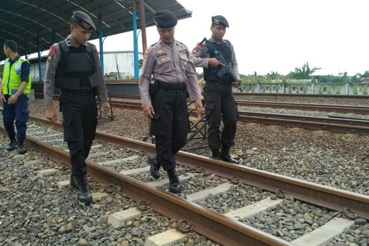 Kepolisian Resor ?Grobogan, Jawa Tengah, memeriksa sejumlah titik pelintasan rel kereta api jalur Jakarta-Surabaya di wilayah hukumnya, Rabu (20/12/2017). 