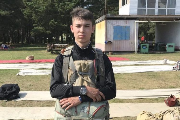 Yegor Rybka (16) tewas akibat bermain rolet Rusia menggunakan pistol sungguhan.