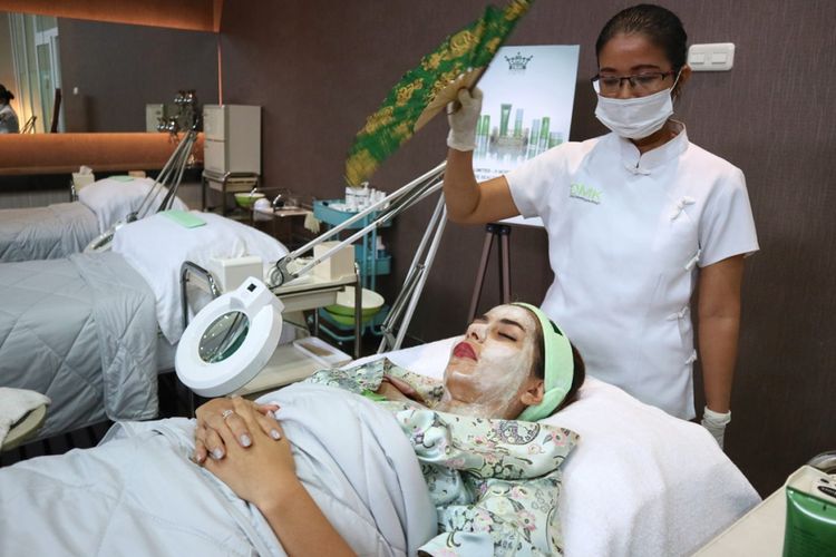Aktris Meisya Siregar mencoba terapi enzim di DMK Clinic Jakarta.