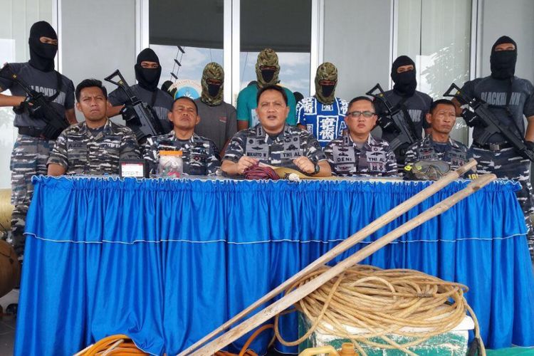  Tim EFQR Pangkalan TNI Angkatan Laut Palu tangkap pelaku pengeboman ikan, Sabtu (03/02/2018)