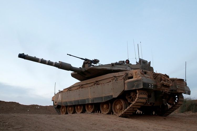 Tank Merkava IV milik Israel siaga di dekat perbatasan selatan dengan Jalur Gaza. Militer Israel dilaporkan telah mengerahkan puluhan tank ke perbatasan.