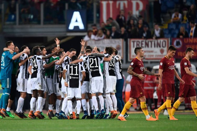 Para pemain Juventus merayakan gelar juar Serie A Italia seusai bermain imbang melawan AS Roma di Stadion Olimpico, 13 Mei 2018.