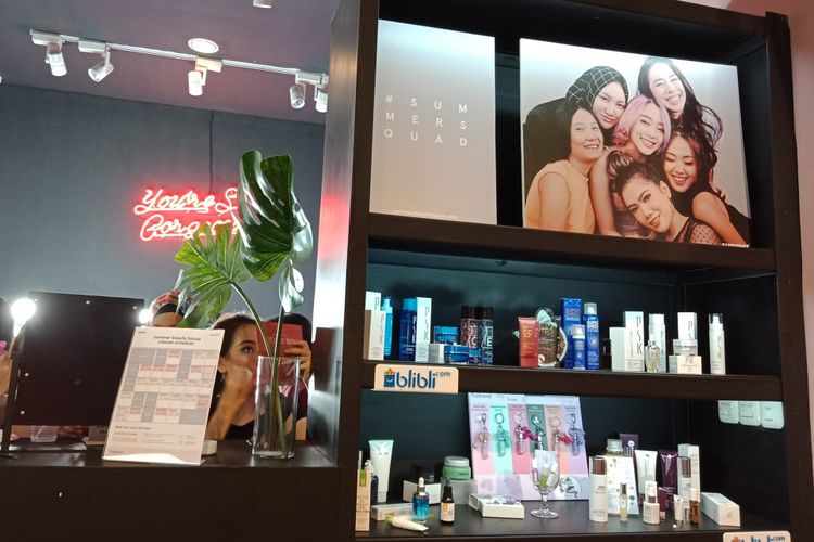 Salah satu spot etalase kosmetik di Summer Beauty House Jakarta pada peluncuran resminya, Sabtu (12/5/2018). 