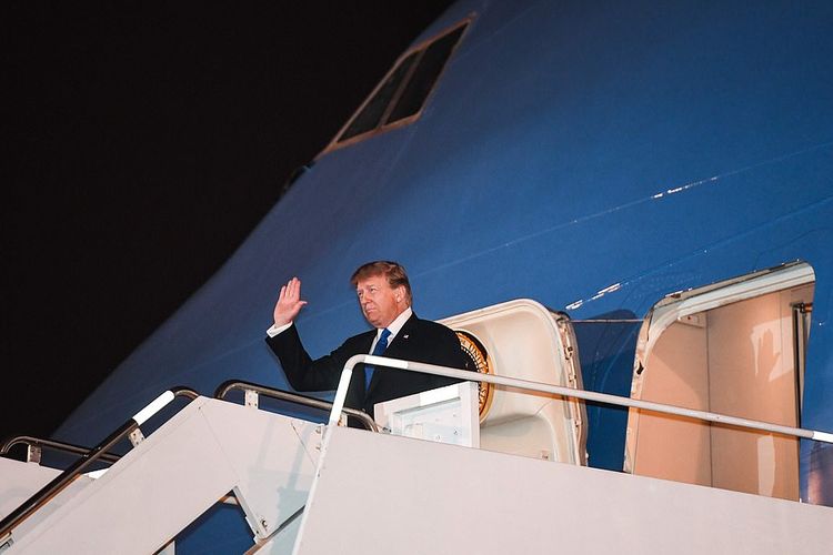 Presiden AS Donald Trump ketika keluar dari pesawat Air Force setelah sampai di Bandara Noi Bai Hanoi, Vietnam, pada Selasa malam (26/2/2019). Trump bakal bertemu dengan Pemimpin Korut Kim Jong Un pada 27-28 Februari nanti.