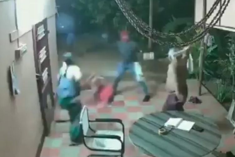Tangkapan layar rekaman CCTV yang menunjukkan saat pasangan kakek nenek di India melawan perampok yang menyatroni rumah mereka menggunakan kursi plastik.