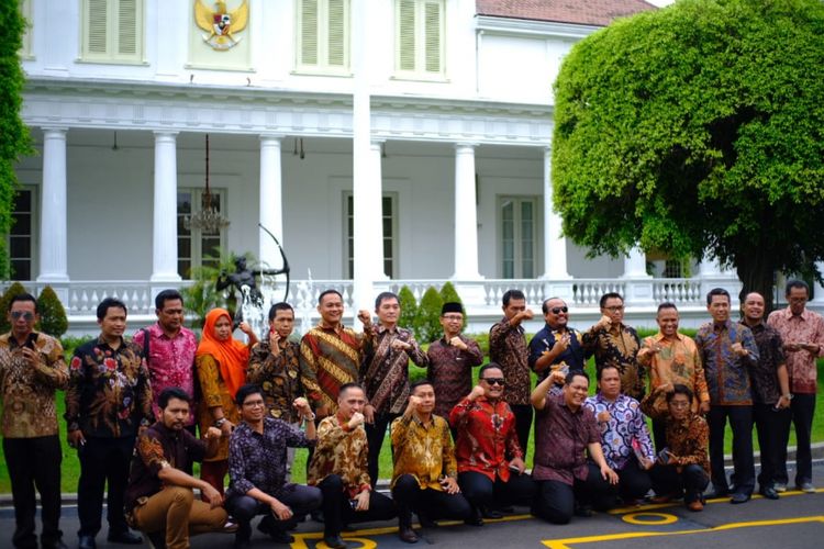 Sejumlah aktivis 98 berpose di Istana Presiden setelah bertemu Presiden Jokowi, Selasa (26/6/2018).