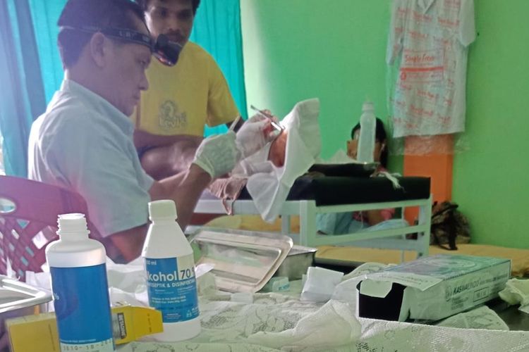 Pria bernama Lubis menjalani perawatan di rumah sakit setelah diserang beruang saat menyadap karet di kebunnya di Desa Sungai Salak, Kecamatan Rambah Samo, Rohul, Riau, Kamis (27/6/2019). 
