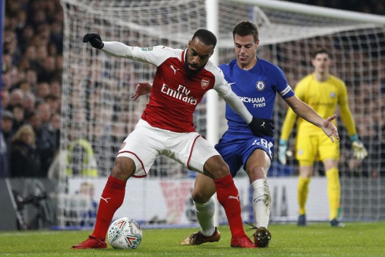 Striker Arsenal Alexandre Lacazette dibayangi bek Chelsea Cesar Azpilicueta dalam partai Piala Liga Inggris di Stamford Bridge, London, Rabu (10/1/2018).