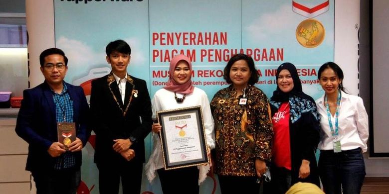 Penyerahan penghargaan MURI untuk donor darah terbanyak dengan pendonor perempuan.