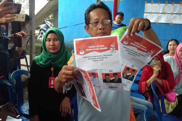 Ketua KPU Muba Maryadi Mustofa ketika melihat langsung empat lembar surat suara Pilpres di TPS 003 Kelurahan Soak Baru, Kecamatan Sekayu, Kabupaten Musi Banyuasin (Muba), Sumatera Selatan ditemukan telah tercoblos, Rabu (17/4/2019).
