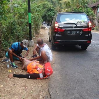 
Tim ofisial Run To Care (RTC) 2019 150 Kilometer menolong seorang pelari yang mengalami kram di bagian kaki kiri selepas rute Kecamatan Pupuan menuju Tabanan pada Sabtu (27/7/2019).