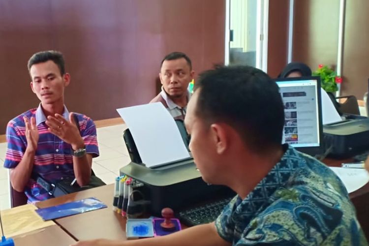 Deni Candra (22) saat membuat laporan di Polresta Palembang, Selasa (25/9/2018). Ia telah menjadi korban pembegalan oleh tiga perampok bertopeng yang mengaku sebagai oknum polisi.