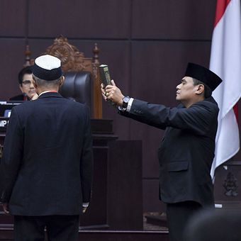 Dua saksi ahli dari pihak pemohon diambil sumpahnya  saat sidang Perselisihan Hasil Pemilihan Umum (PHPU) presiden dan wakil presiden di Gedung Mahkamah Konstitusi, Jakarta, Rabu (19/6/2019).  Sidang tersebut beragendakan mendengarkan keterangan saksi dan ahli dari pihak pemohon.
