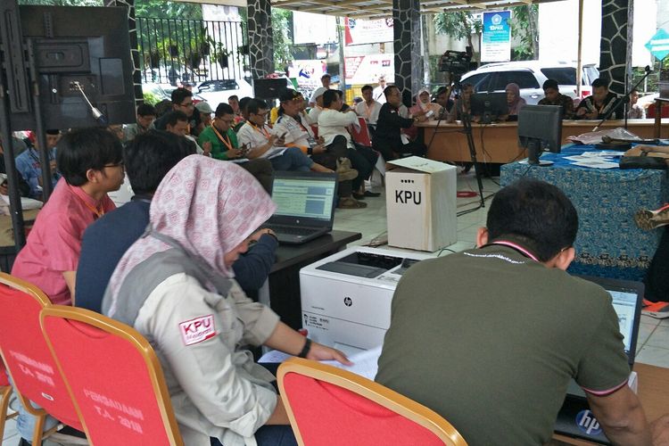 Petugas Situng di Kecamatan Pancoran Mas, Depok, Jumat (10/5/2019).