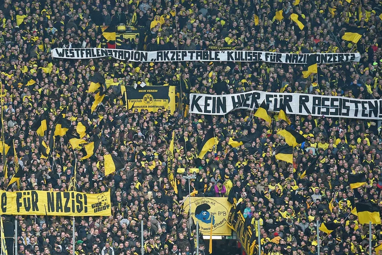 Suporter Borussia Dortmund saat menentang aksi rasisme dan diskriminasi di Signal Iduna Park